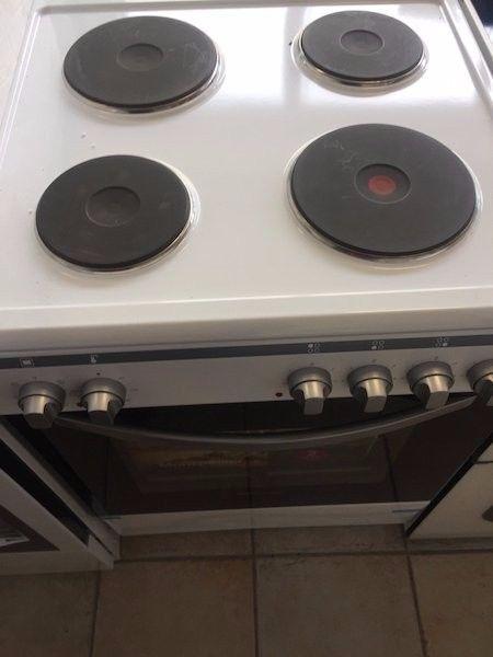 BRAND NEW Montpellier 60cm electric hotplate cooker white in colour