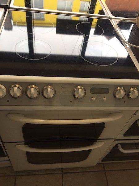 Hotpoint 60cm electric ceramic cooker white in colour