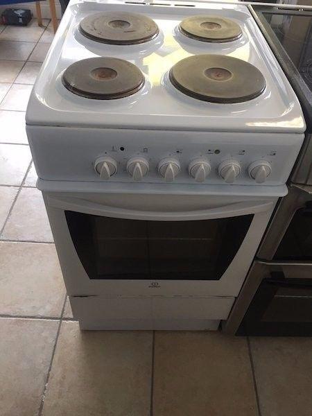 Indesit 50cm electric hotplate freetanding cooker in white colour