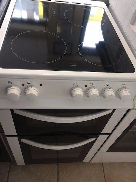 Logik 50cmElectric ceramic cooker white in colour fully working