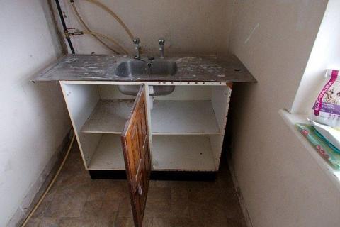 Large sink with stand