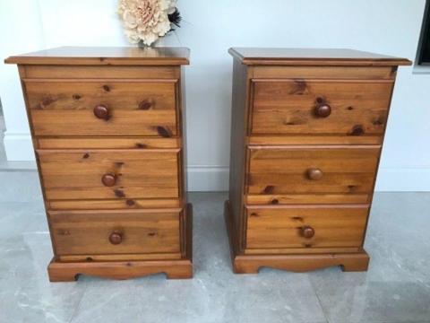 2 pine bedside lockers in good condition