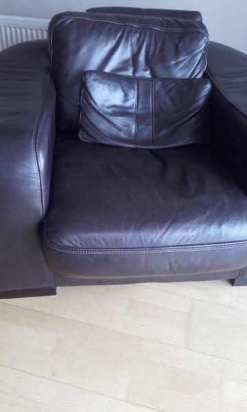 selling three piece leather settee and matching one piece. Good condition