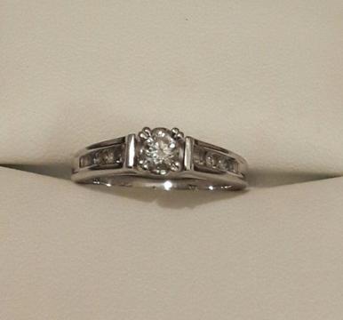 18ct white gold princess cut ring with 0.5ct diamond and 4 smaller diamonds on each side