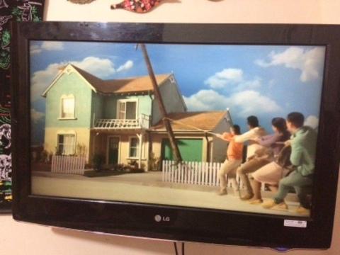 LG tv used condition 32”