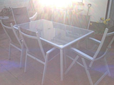 Garden Table with 6 matching chairs 140€