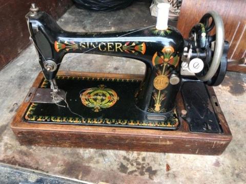 Siniiger sewing machine old