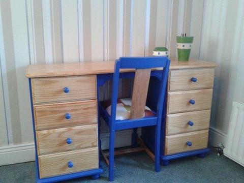 Lovely upscaled desk with 8 drawers and matching chair
