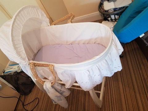 Mama and Papas Unisex Moses basket with 8 bed sheets