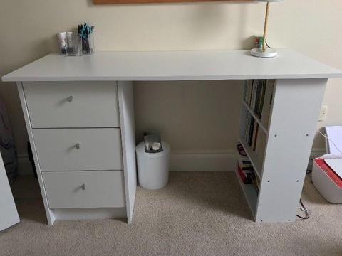Desk w/bookshelf & drawers
